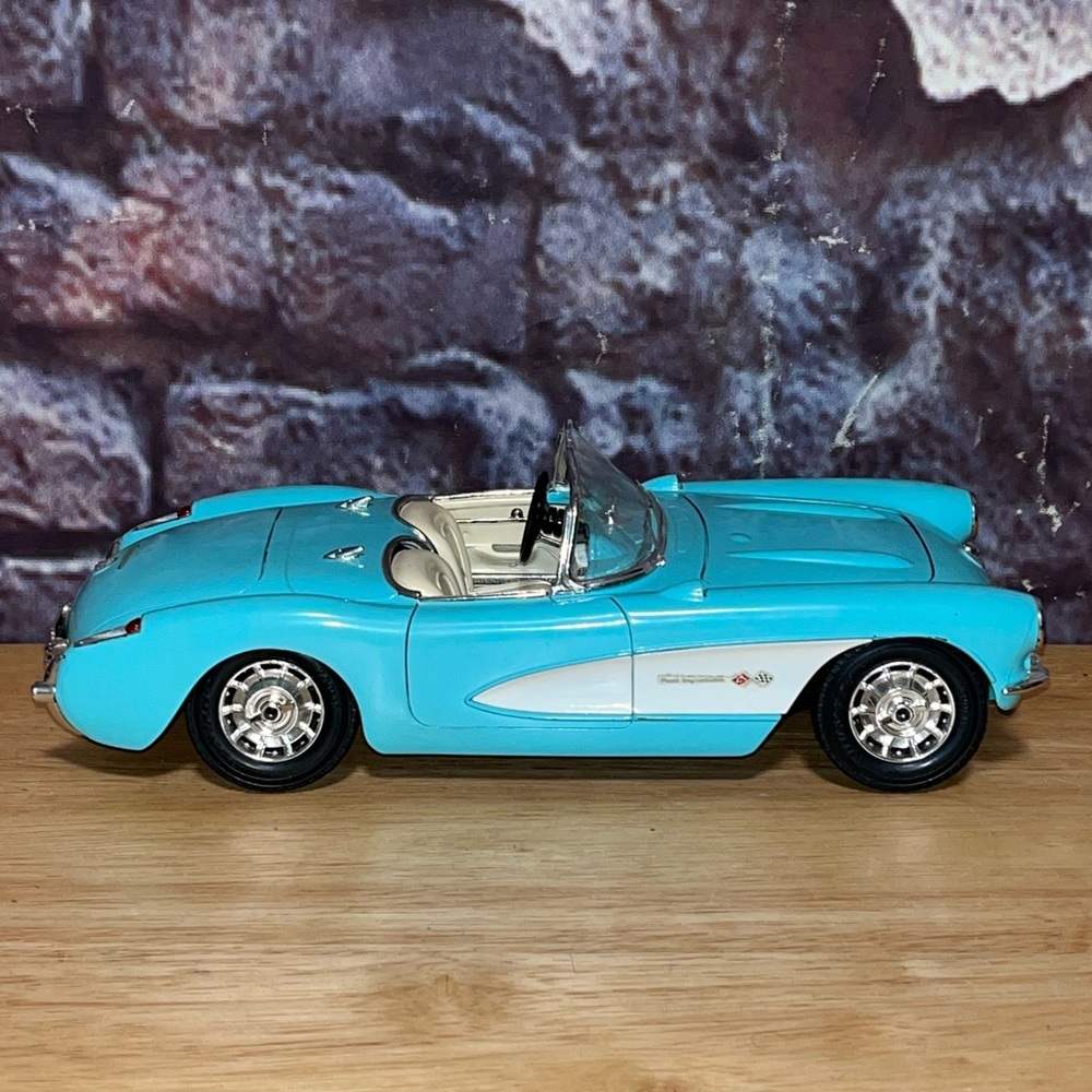 Burago 1957 Chevrolet CorvetteConvertible 1:18 Scale Die-cast Car
